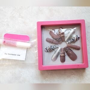 Reusable artistic nail set